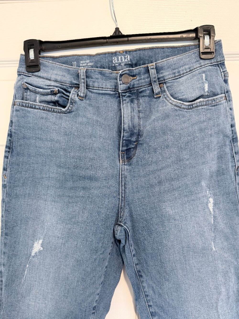 a.n.a High Rise Skinny Ankle Light Wash Distressed Jeans Size 10 - Picture 2 of 5